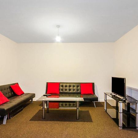 Spacious Studio Flat- Watford Junction & Harry Potter World Екстериор снимка