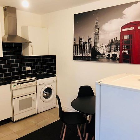 Spacious Studio Flat- Watford Junction & Harry Potter World Екстериор снимка