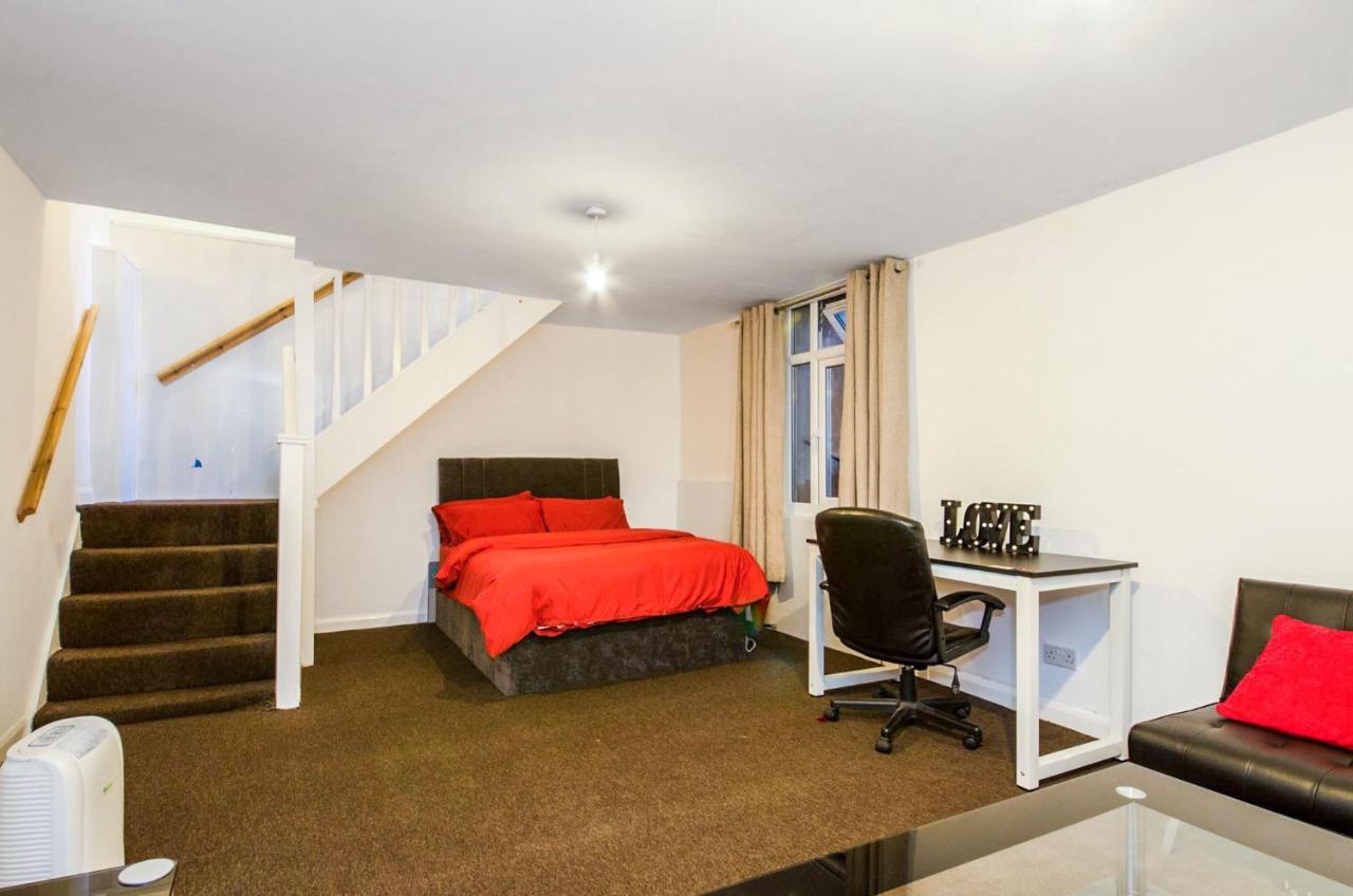 Spacious Studio Flat- Watford Junction & Harry Potter World Екстериор снимка