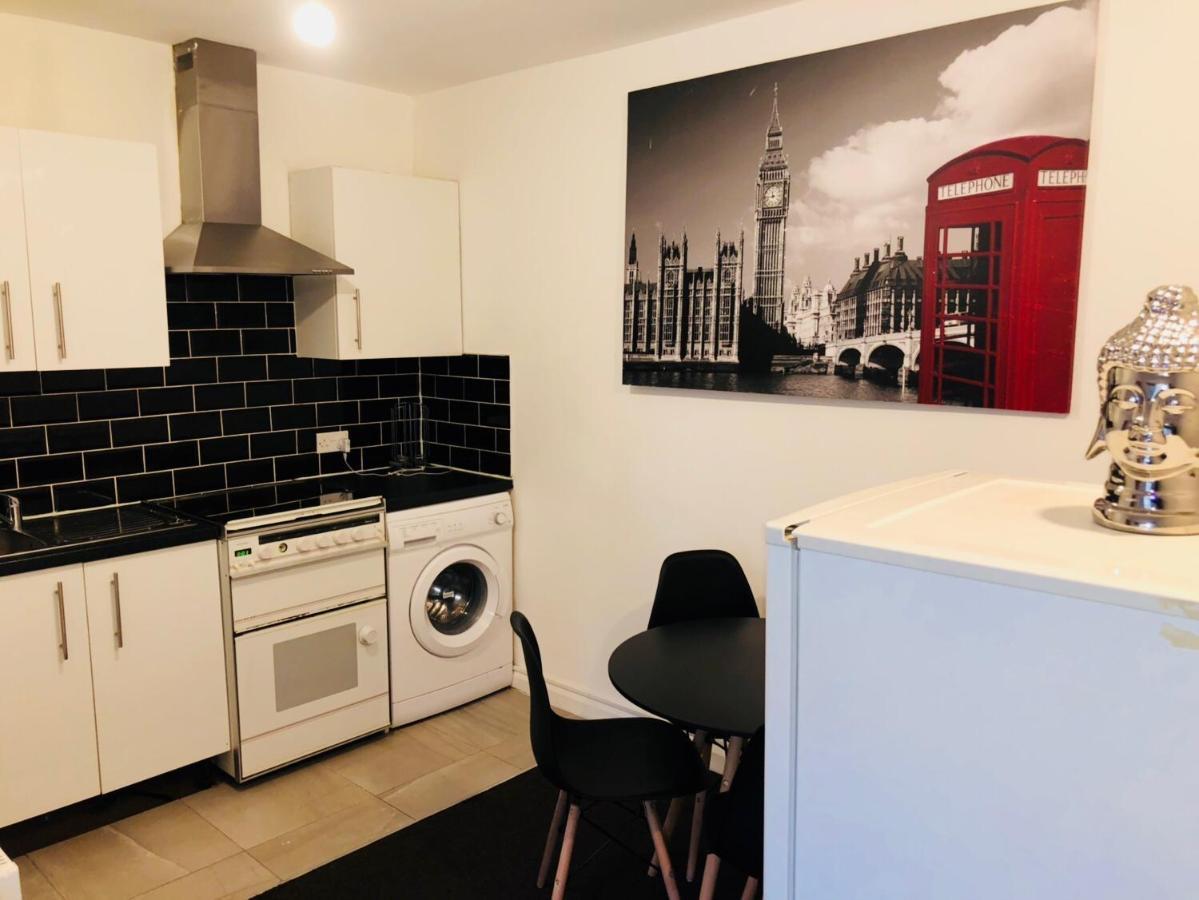 Spacious Studio Flat- Watford Junction & Harry Potter World Екстериор снимка